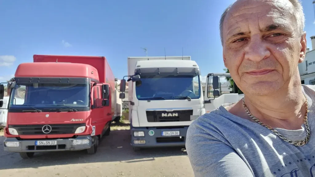 Sven Neumann mit seinen beiden Lkw in Spanien