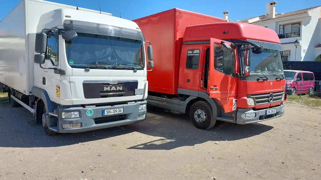 Der weiße MAN und der rote Mercedes von SN Transporte in Spanien